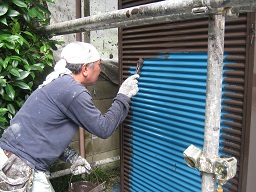 戸袋雨避けへの塗装の様子